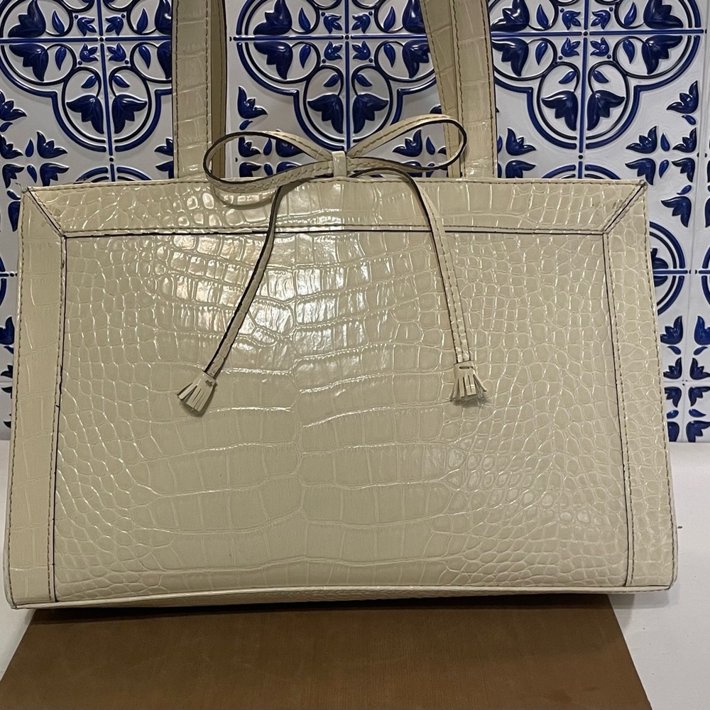 LIZ Claiborne, satchel hand bag FAUX ALLIGATOR LARGE CREAM short handles
